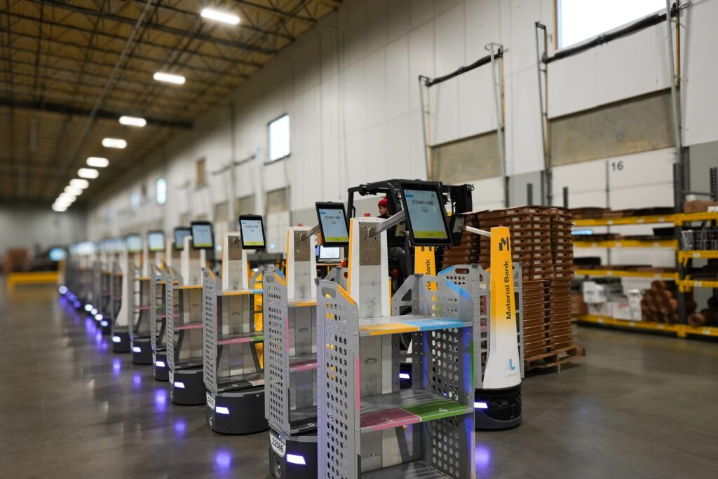 Material Bank Made4net Locus Robots in line